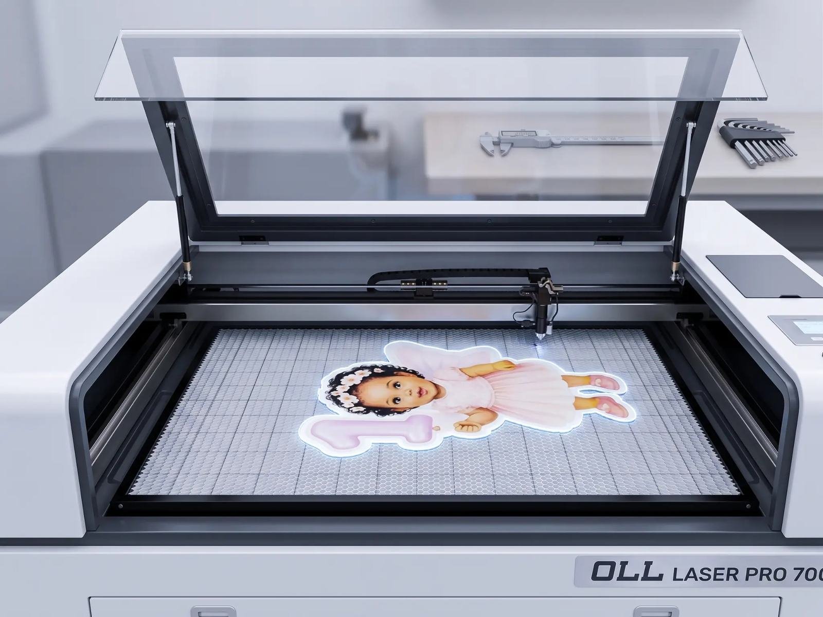 Equipo de corte láser trabajando una pieza personalizada